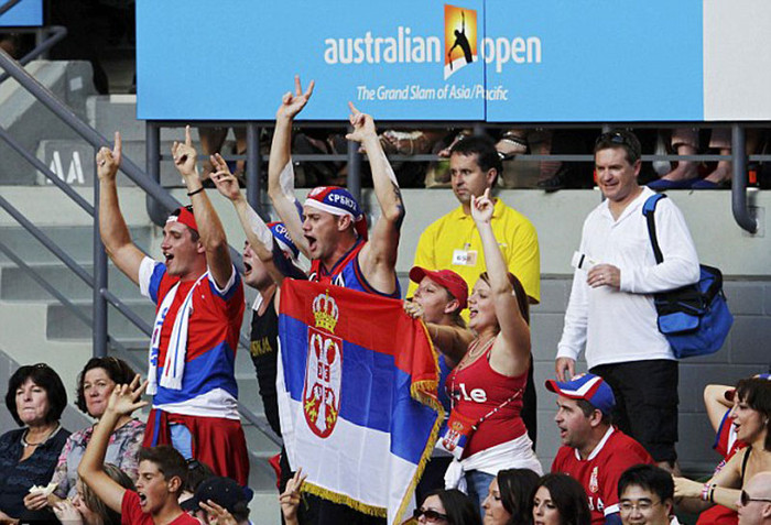 Các CĐV Serbia trên khán đài ủng hộ cho Djokovic