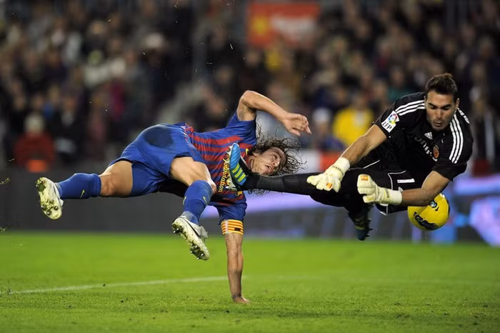Carles Puyol (Barcelona) cố gắng ghi bàn trước mũi giày của thủ môn Roberto (Real Zaragoza)