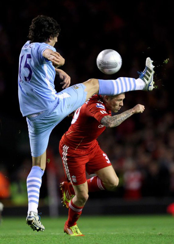 Các cầu thủ Liverpool tập trung tấn công vào vị trí của Stefan Savic, vị trí non kinh nghiệm nhất của Man City
