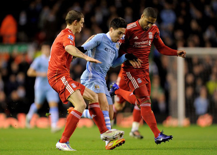 Samir Nasri bị Daniel Agger và Glen Johnson bao vây