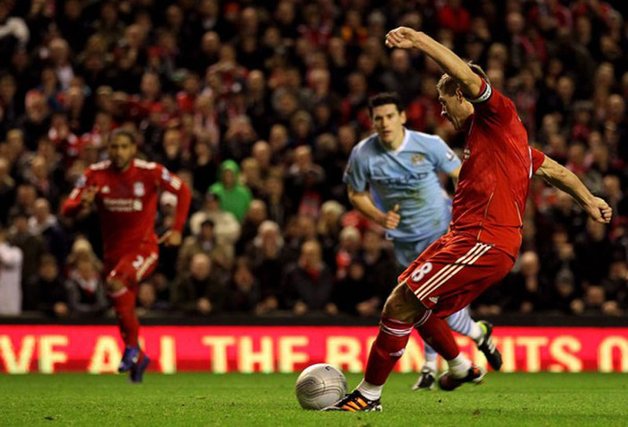 Steven Gerrard đưa Liverpool vượt lên với pha sút phạt chính xác