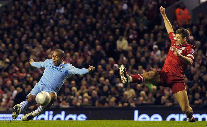 Phút 31, Nigel De Jong có một cú sút xa đi liệng tung nóc lưới Pepe Reina