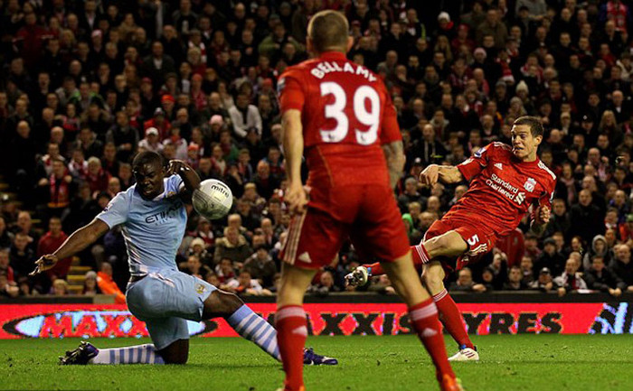 Nhưng ngay trước khi hết hiệp 1, Micah Richards để bóng chạm tay trong vòng cấm. Liverpool hưởng quả phạt đền