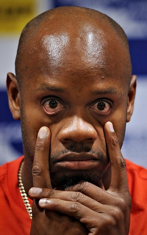 VĐV điền kinh Asafa Powell làm điệu bộ trong một cuộc họp báo tại Thượng Hải