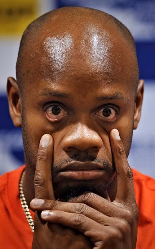 VĐV điền kinh Asafa Powell làm điệu bộ trong một cuộc họp báo tại Thượng Hải