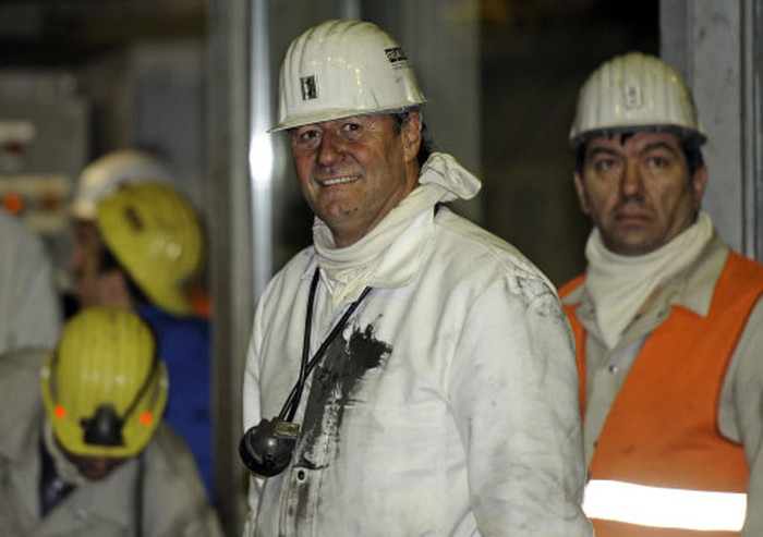 HLV Huub Stevens dẫn các học trò đi thăm mỏ than Auguste - Victoria dưới độ sâu 1000m HLV Huub Stevens dẫn các học trò đi thăm mỏ than Auguste - Victoria dưới độ sâu 1000m