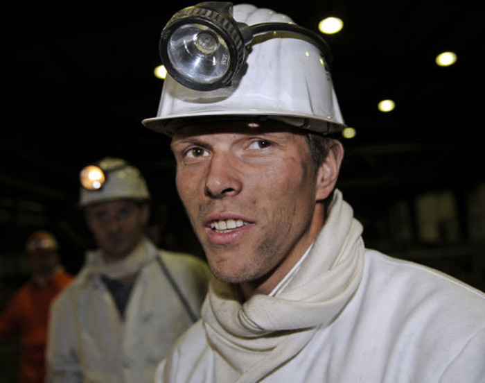 Cho những ai chưa biết, biệt danh của Schalke 04 là "Những người thợ mỏ", bởi trong lịch sử họ thu hút rất nhiều khán giả và cả cầu thủ là những công nhân mỏ vùng Gelselkirchen Cho những ai chưa biết, biệt danh của Schalke 04 là "Những người thợ mỏ", bởi trong lịch sử họ thu hút rất nhiều khán giả và cả cầu thủ là những công nhân mỏ vùng Gelselkirchen