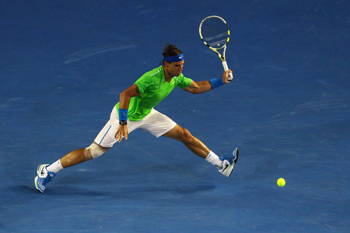 Nadal bắt đầu nỗ lực hơn trong set 4, nhưng Djokovic vẫn tỏ ra khá tự tin và đã có tới 3 break point ở ván thứ 8. Tuy nhiên Nadal đã cứu thành công cả 3 break với một cú thuận tay uy lực, một cú ace và một cú trái tay đi ra sau lưng Djokovic. 2 pha giao bóng ăn điểm trực tiếp giúp Nadal cân bằng 4-4.