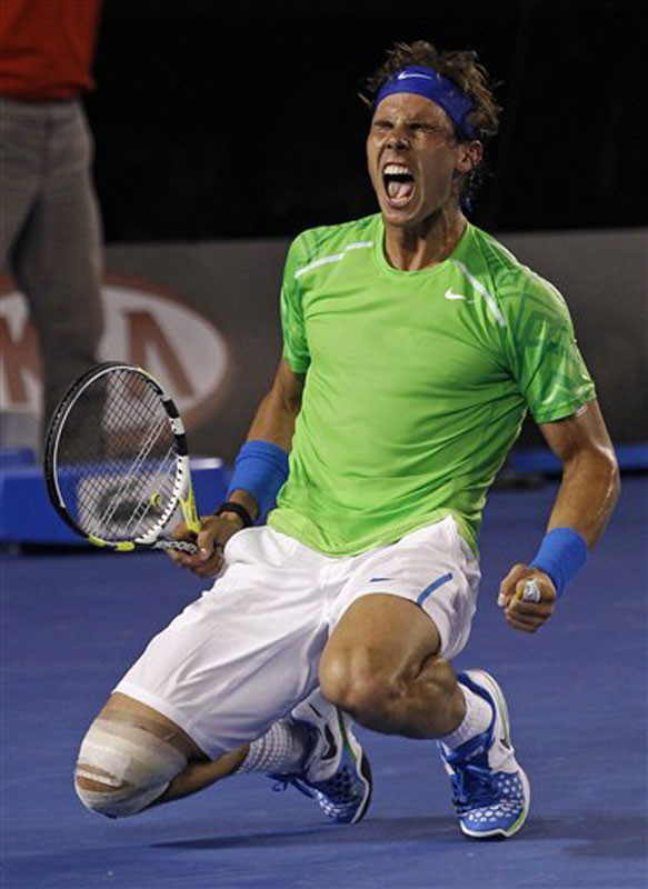 Khi trận đấu tiếp tục, hai tay vợt tận dụng tốt lượt giao bóng của mình, buộc set 4 phải bước vào loạt tie-break. Và trong loạt giao đấu căng thẳng này, Nadal vượt lên 6-5 trước khi ghi set point sau cú thuận tay chạm lưới của Djokovic. Tỷ số là 2-2, và trận đấu đã trải qua hơn 4 giờ đồng hồ.