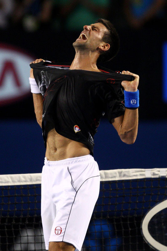 Djokovic xé áo ăn mừng thắng lợi vô cùng kịch tính mà anh vừa trải qua. Australia Open 2012 chứng kiến Nole một lần nữa mang lại cho khán giả những giây phút hồi hộp nhất, đầu tiên là trận bán kết căng thẳng với Andy Murray, và với Rafael Nadal trong trận chung kết
