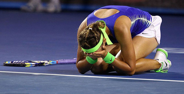 Sau trận đấu, Azarenka gục xuống nền đất và cô như tự hỏi: “Mình vừa làm gì thế này?”. Câu trả lời: Cô vừa chơi trận đấu của đời mình, và tất cả những gì cần làm là lên nhận chiếc cúp Sau trận đấu, Azarenka gục xuống nền đất và cô như tự hỏi: “Mình vừa làm gì thế này?”. Câu trả lời: Cô vừa chơi trận đấu của đời mình, và tất cả những gì cần làm là lên nhận chiếc cúp