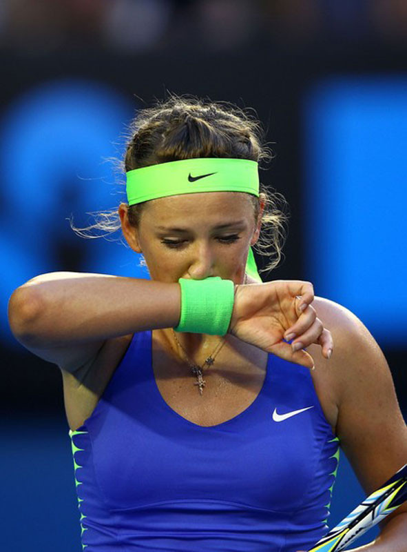Sự hồi hộp thể hiện rõ trong ván đầu tiên khi Azarenka bị Sharapova giành được 1 điểm break point Sự hồi hộp thể hiện rõ trong ván đầu tiên khi Azarenka bị Sharapova giành được 1 điểm break point
