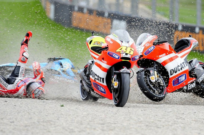 Cả đội đua của Nicky Hayden (trái) ngã tại đường đua Valencia