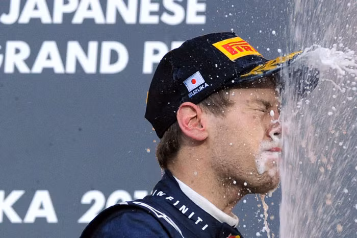 Sebastian Vettel trên bục nhận chức vô địch F1 thế giới 2011 tại Nhật Bản