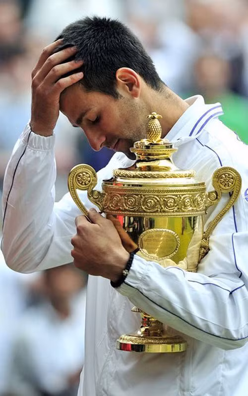 Novak Djokovic ôm chiếc cúp vô địch Wimbledon sau khi đánh bại Rafael Nadal trong trận chung kết