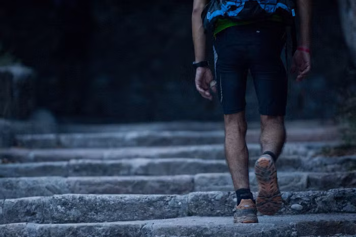 Một VĐV giấu tên bắt đầu hành trình leo núi Alps của mình