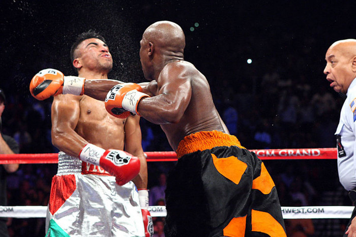 Floyd Mayweather (phải) tung một cú móc phải cực mạnh hạ knock-out Victor Ortiz để đoạt đai vô địch WBC hạng bán trung