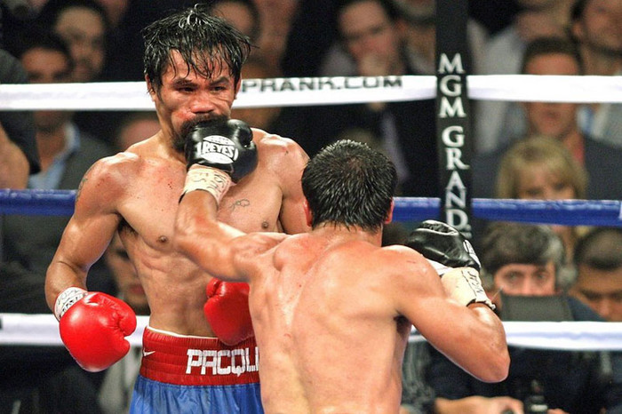 Nhà vô địch hạng bán trung Manny Pacquiao (Philippines) nhận một cú đấm thẳng vào cằm của Juan Manuel Varquez tại sàn đấu Las Vegas. Pacquiao bảo vệ chức vô địch đầy tranh cãi qua quyết định của giám khảo
