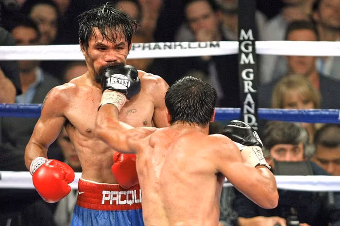 Nhà vô địch hạng bán trung Manny Pacquiao (Philippines) nhận một cú đấm thẳng vào cằm của Juan Manuel Varquez tại sàn đấu Las Vegas. Pacquiao bảo vệ chức vô địch đầy tranh cãi qua quyết định của giám khảo