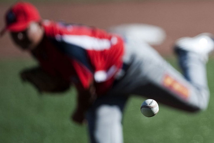 Bức ảnh chụp một cú ném của một cầu thủ bóng chày người Panama