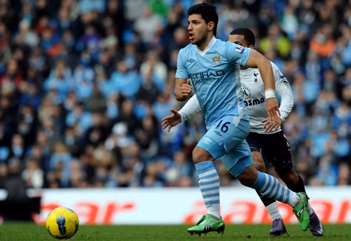 5. Sergio Aguero: cũng như Van Persie, Aguero đang có phong độ cao ngay trong mùa giải đầu tiên với Man City khi đã ghi 17 bàn và có 5 pha kiến tạo trong 31 trận. Không phải tiền đạo Nam Mỹ nào cũng có được một thành tích ấn tượng như thế khi mới đến với giải Ngoại hạng.