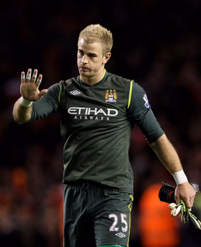 1. Joe Hart: sự bền bỉ của Joe Hart là rất đáng nể phục đối với một thủ môn trẻ tuổi và chơi tại một đội bóng lớn. Từ khi thay thế đàn anh Shay Given, Hart luôn tỏ ra vững chãi trong khung thành và có vai trò cực kỳ quan trọng trong sự thành công của Man City.