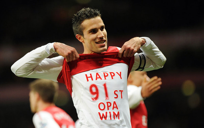 4. Robin Van Persie: lý do duy nhất để tiếp tục coi Arsenal là một CLB hàng đầu. Van Persie đang ở đỉnh cao của sự nghiệp khi vừa vượt qua huyền thoại Thierry Henry và suýt phá kỷ lục bàn thắng trong một năm mà Alan Shearer đang giữ (35 bàn). Trong mùa giải này tiền đạo người Hà Lan đã có 19 bàn thắng cùng 5 pha kiến tạo, và anh hoàn toàn có thể cạnh tranh một cách nghiêm túc với các chân sút hàng đầu châu Âu khác trong cuộc đua giành Đôi giày Vàng.