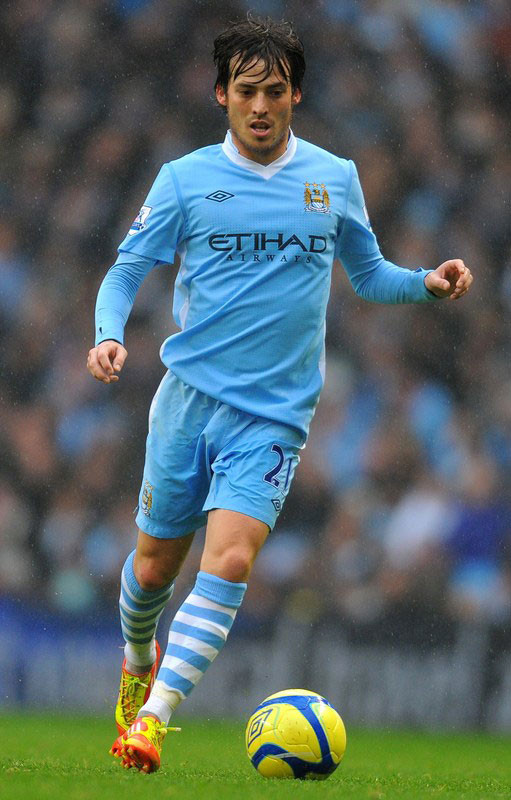 3. David Silva: sẽ không ai có thể hiểu được hết vì sao TBN lại sản sinh ra những tiền vệ tài giỏi và có sức hút đến vậy. Silva là một ví dụ, anh đang là cây khiến thiết hàng đầu của giải Ngoại hạng. Dù có thể hình nhỏ con, Silva là bậc thầy trong việc điều khiển lối chơi bằng cách tạo ra khoảng trống để các đồng đội thực hiện nhiệm vụ của mình. Chắc chắn anh sẽ còn tỏa sáng nhiều hơn nữa trong mùa giải này.