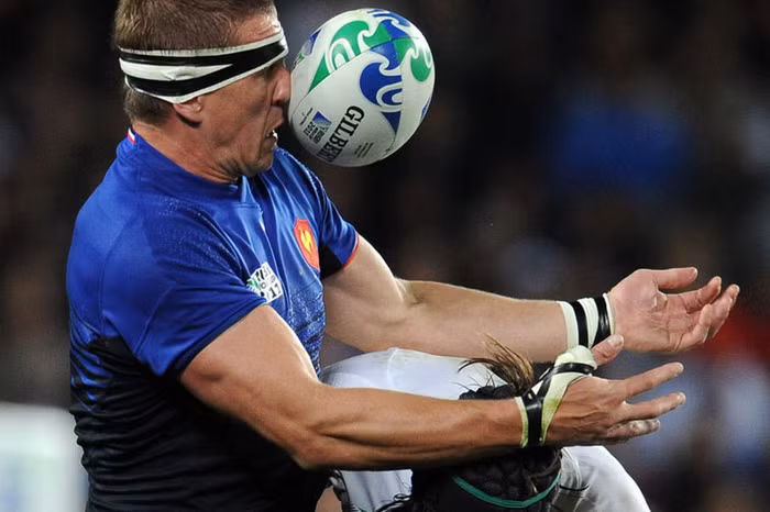 Imanol Haronordoquy (Pháp) bị bóng đập vào mũi trong trận tứ kết giải VĐTG môn Rugby trước Anh