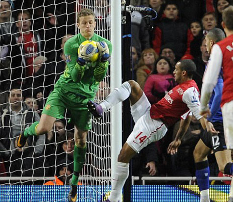 Lindegaard thì chống nạng rời sân tập Lindegaard thì chống nạng rời sân tập