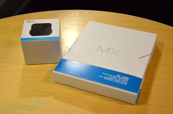 Dự kiến Meizu MX sẽ được bán ra trên thị trường vào đầu tháng 1/2012 với giá 470 USD. Hộp đựng Meizu MX và cục sạc qua cổng USB. Dự kiến Meizu MX sẽ được bán ra trên thị trường vào đầu tháng 1/2012 với giá 470 USD. Hộp đựng Meizu MX và cục sạc qua cổng USB.