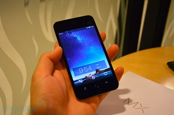 Màn hình chờ của máy trông rất bắt mắt. Phía trên màn hình có camera 0.3 megapixel và loa thoại.