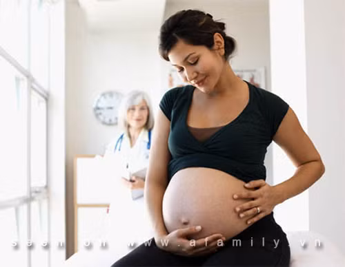 Bà bầu uống nhiều nước, ăn tỏi để đối phó với ho, cảm lạnh ảnh 4
