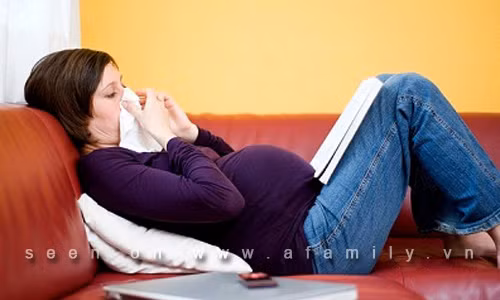 Bà bầu uống nhiều nước, ăn tỏi để đối phó với ho, cảm lạnh ảnh 1