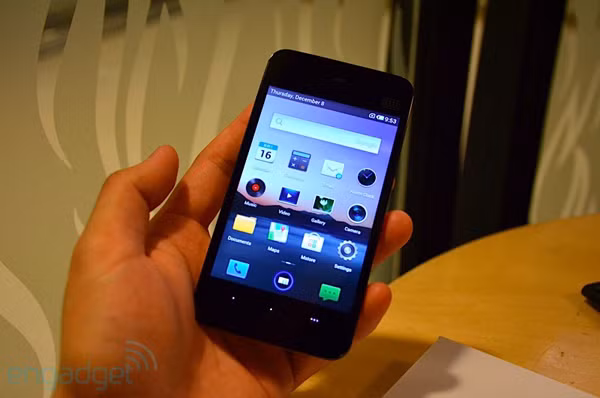 Được nâng cấp toàn diện về cấu hình so với "đàn anh" Meizu M9, Meizu MX sở hữu vi xử lý hai nhân Exynos 4210 tốc độ 1.4GHz, RAM 1GB, bộ nhớ trong 16GB, màn hình AVS 4 inch độ phân giải 960x640 pixel (bằng iPhone 4S).