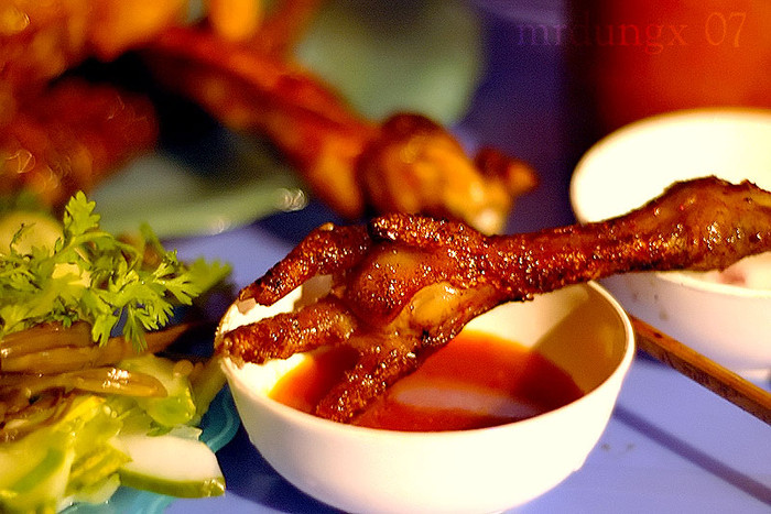 Chân gà nướng: Độc hơn cả thuốc lá! Mùa lạnh, món chân gà nướng đang rất hấp dẫn thực khách. Nhưng một chiếc chân gà nướng 100gr có 500 ng benzopyrene trong khi một điếu thuốc chỉ có 100ng. Chân gà nướng: Độc hơn cả thuốc lá! Mùa lạnh, món chân gà nướng đang rất hấp dẫn thực khách. Nhưng một chiếc chân gà nướng 100gr có 500 ng benzopyrene trong khi một điếu thuốc chỉ có 100ng.