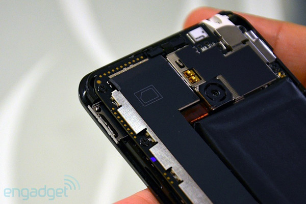 Khe cắm Micro Sim. Khe cắm Micro Sim.