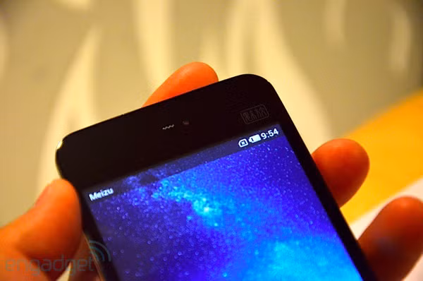 Meizu MX chạy Android 2.3.5 song sẽ được nâng cấp lên Android 4.0 trong thời gian tới.