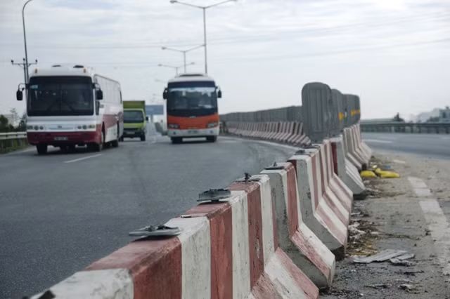 Rất cần cơ quan chức năng kiểm, tra xử lý vi phạm, đồng thời sửa chữa lại những hình ảnh này