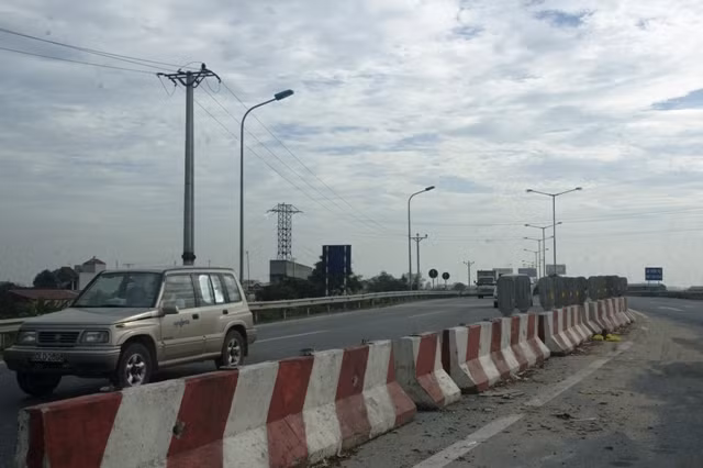 Rất nhiều tấm chống lóa giao thông "không cánh mà bay"...