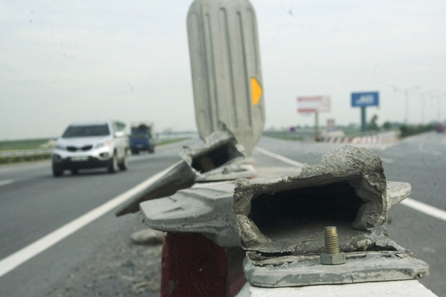 Ngoài việc bị các đối tượng phá hoại thì có vẻ chất lượng của những tấm chống lóa này cũng không được tốt? Ngoài việc bị các đối tượng phá hoại thì có vẻ chất lượng của những tấm chống lóa này cũng không được tốt?