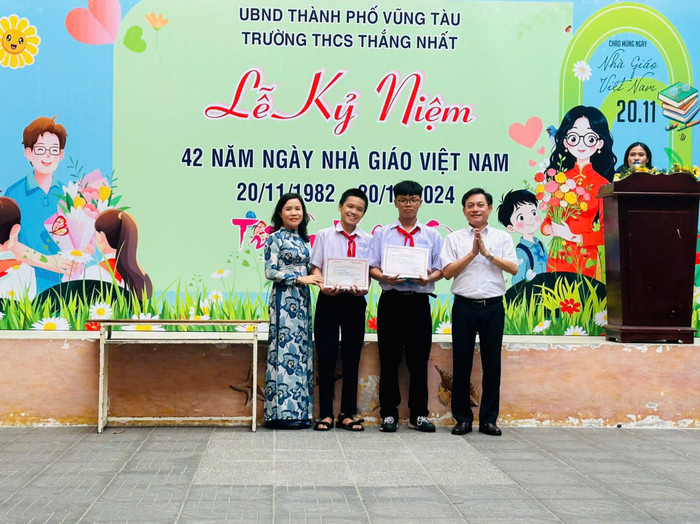 Cô Đoàn Thị Bích Noa cùng em Nguyễn Quang Minh (thứ hai từ trái sang) Trường Trung học cơ sở Thắng Nhất, thành phố Vũng Tàu. Ảnh: NVCC z6494258136122_5cdc953b4e8f5ea7cf78c87f66f90578.jpg