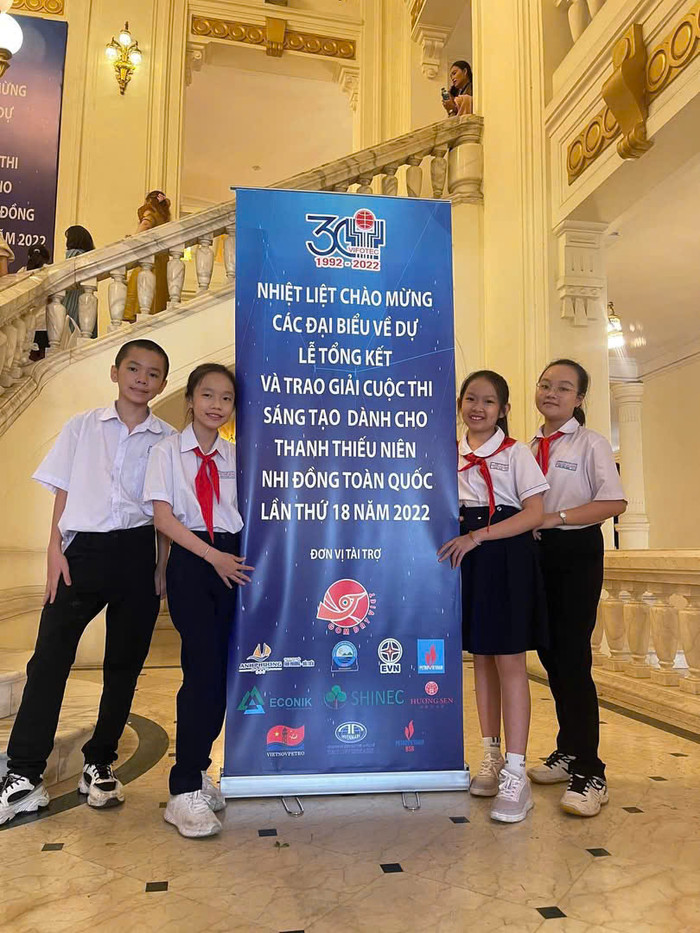 Em Nguyễn Quang Minh (bìa trái). Ảnh: NVCC z6494849774047_40c5775c2155dcbaf6f5bb3e7dcc56aa.jpg