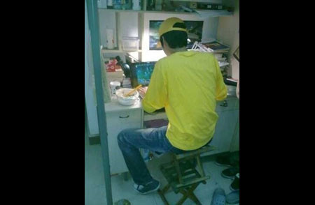 Bàn là ghế. Bàn là ghế.