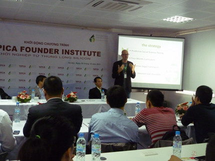 Ông Adeo Ressi, Tổng GĐ sáng lập Founder Institute và các huấn luyện viên tham gia Lễ khởi động chương trình huấn luyện “Khởi nghiệp từ thung lũng Silicon”. Ông Adeo Ressi, Tổng GĐ sáng lập Founder Institute và các huấn luyện viên tham gia Lễ khởi động chương trình huấn luyện “Khởi nghiệp từ thung lũng Silicon”.