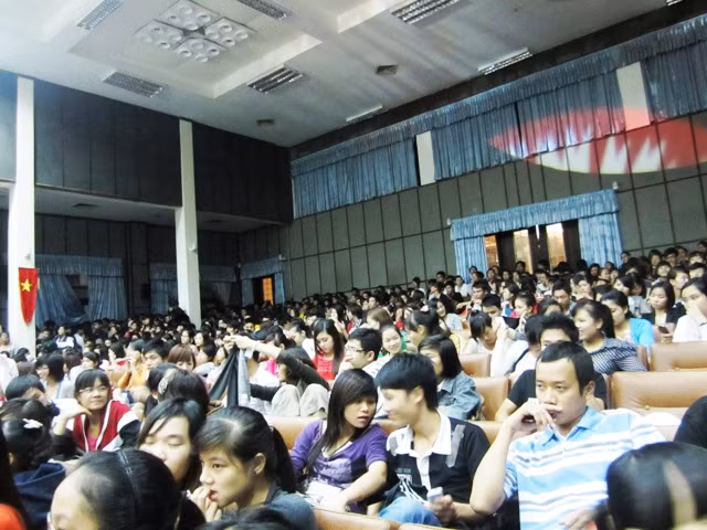Mặc dù trời mưa và lạnh nhưng người đến xem rất đông.