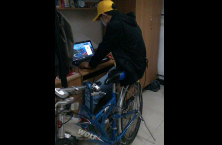 Kiểu ngồi thể hiện đẳng cấp... ảo tung chảo. Kiểu ngồi thể hiện đẳng cấp... ảo tung chảo.