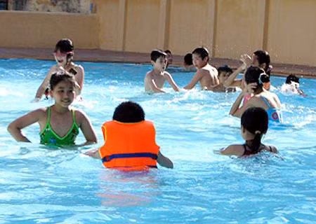 Học bơi là việc làm cấp thiết với các học sinh - sinh viên VN