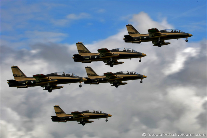 Đội bay biểu diễn Al Fursan của Không quân UAE. Đội bay biểu diễn Al Fursan của Không quân UAE.