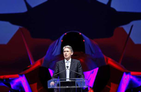 Bộ trưởng Quốc phòng Anh Philip Hammond phát biểu tại buổi lễ bàn giao hôm thứ Năm (19/7). Bộ trưởng Quốc phòng Anh Philip Hammond phát biểu tại buổi lễ bàn giao hôm thứ Năm (19/7).